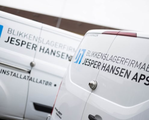 Bagende af servicevogn - "BLIKKENSLAGERFIRMA JESPER HANSEN ApS"