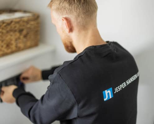 VVS montør i gang med installation hos kunde
