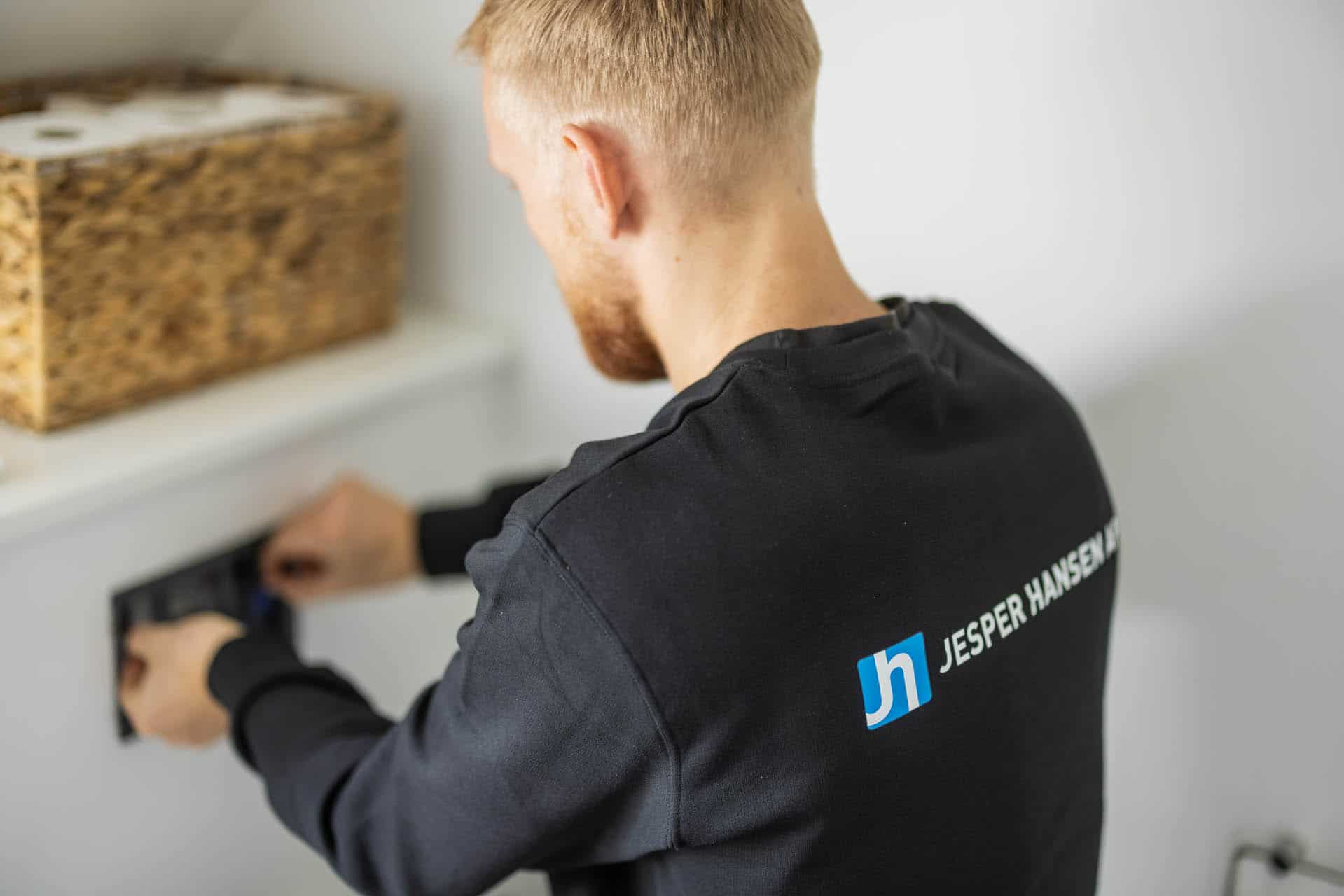 VVS montør i gang med installation hos kunde