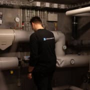 Jesper Hansen VVS tekniker inspicerer installation i teknikrum